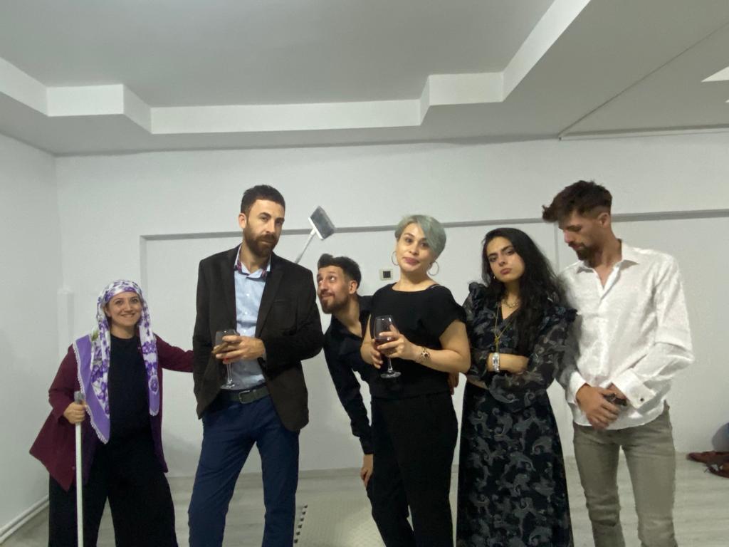 Ayfer Kölük Davul bile Zengi Zengine...Makbule temizlik derdinde...